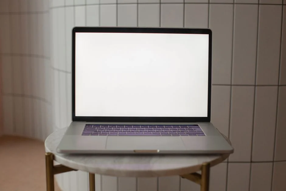 services-01 Une personne utilisant un ordinateur portable pour parcourir des sites de photos d’archive. Travail en freelance dans une ambiance chaleureuse.